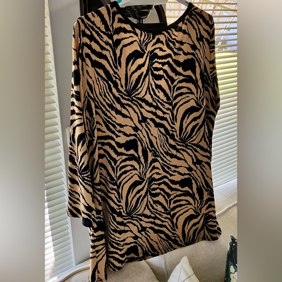 Women’s attractive Tiger print blouse size 1X, 3/4 sleeves, stretch, neckline. - Picture 5 of 15